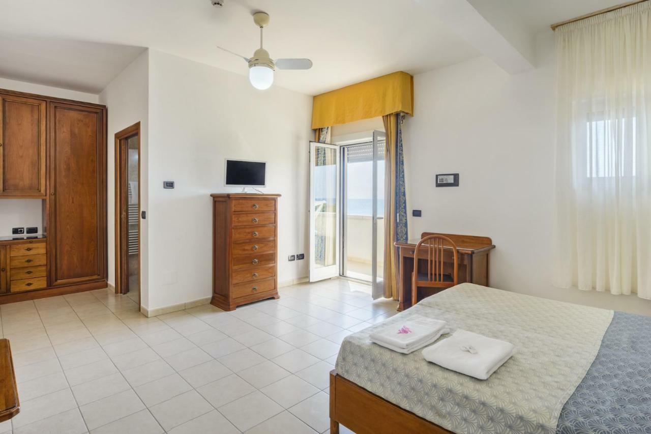 Hotel Dei Bizantini & Villaggio Campo Dei Messapi San Pietro in Bevagna Dış mekan fotoğraf