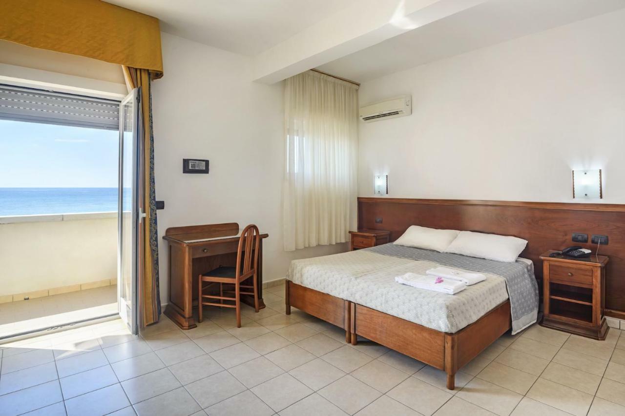 Hotel Dei Bizantini & Villaggio Campo Dei Messapi San Pietro in Bevagna Dış mekan fotoğraf